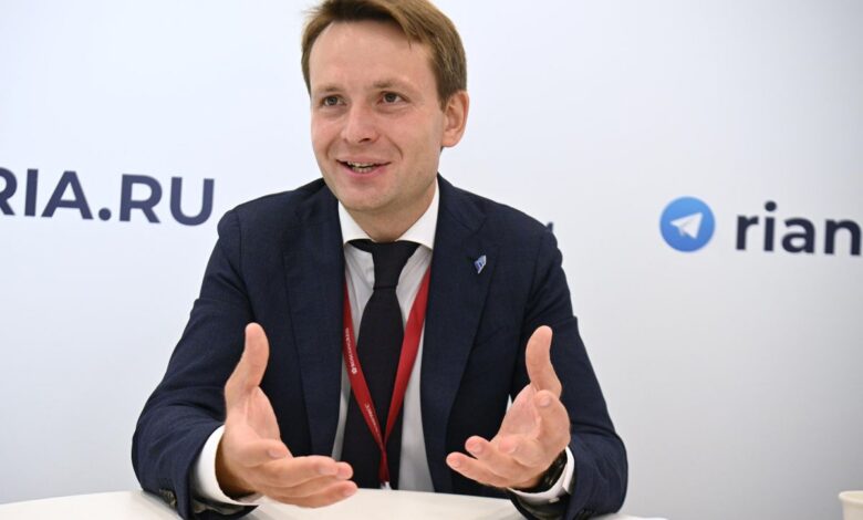 Изображение Вавилона на фоне Тихого океана, символизирующее научные достижения