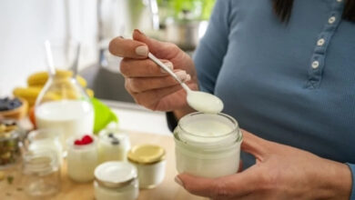 Бутылка кисломолочного эликсира с куркумой и коноплей на фоне природного пейзажа Урала