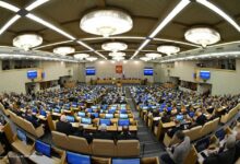 Ученик отвечает у доски в классе, обсуждая важность устных ответов