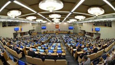 Ученик отвечает у доски в классе, обсуждая важность устных ответов