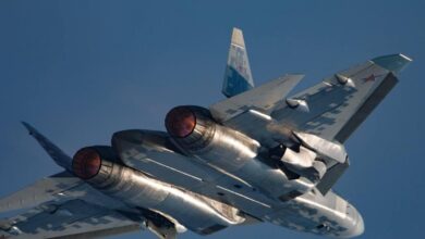 Небо и самолет над Москвой, где была запущена фабрика стальных сердец