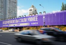 Алиса надевает профессорские очки, готовясь решить сложные задачи. 3