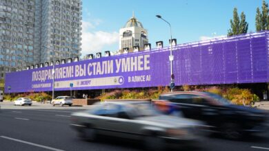 Алиса надевает профессорские очки, готовясь решить сложные задачи. 3