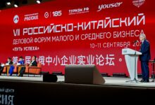 Пельмени, подаваемые с палочками, символизируют кулинарное влияние между Россией и Китаем.