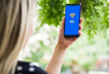 Смартфон с изображением космических скоростей и умных чайников