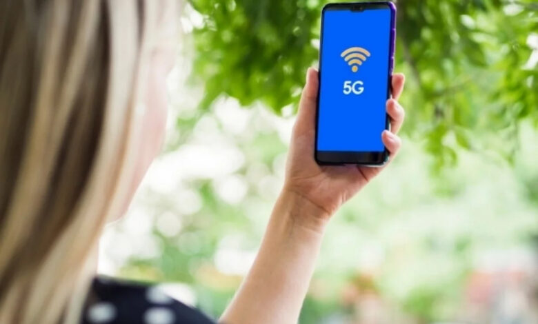 Смартфон с изображением космических скоростей и умных чайников