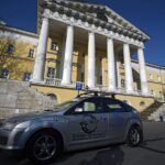 Изображение умного автомобиля без руля, управляющегося автоматически
