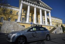 Изображение умного автомобиля без руля, управляющегося автоматически