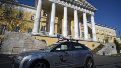 Изображение умного автомобиля без руля, управляющегося автоматически
