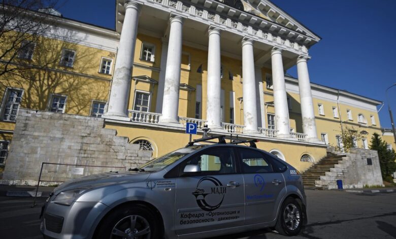 Изображение умного автомобиля без руля, управляющегося автоматически