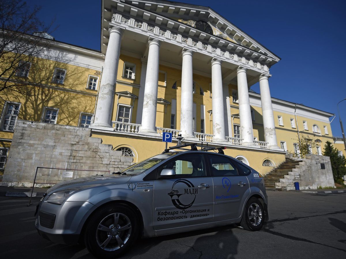 Изображение умного автомобиля без руля, управляющегося автоматически