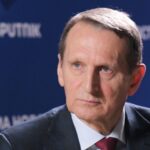 Железнодорожные рельсы, символизирующие связь Востока и Запада