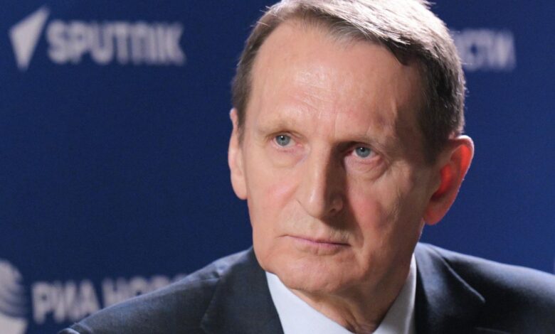 Железнодорожные рельсы, символизирующие связь Востока и Запада