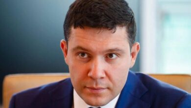 Изображение 13 автомобилей, символизирующих возрождение отечественного автопрома с новыми владельцами.