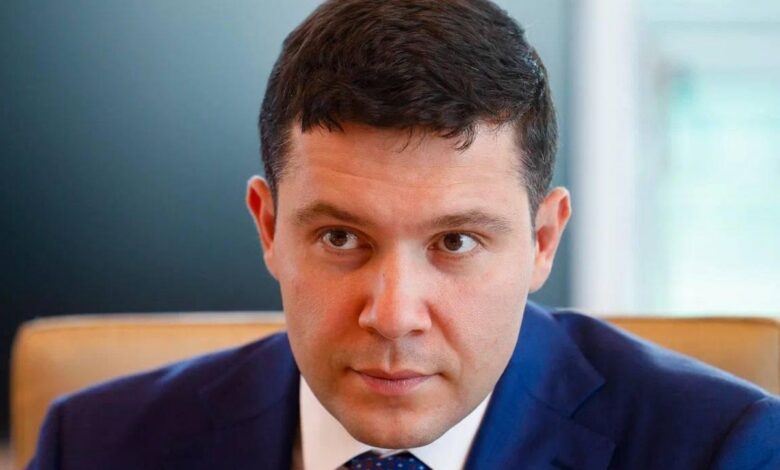 Изображение 13 автомобилей, символизирующих возрождение отечественного автопрома с новыми владельцами.