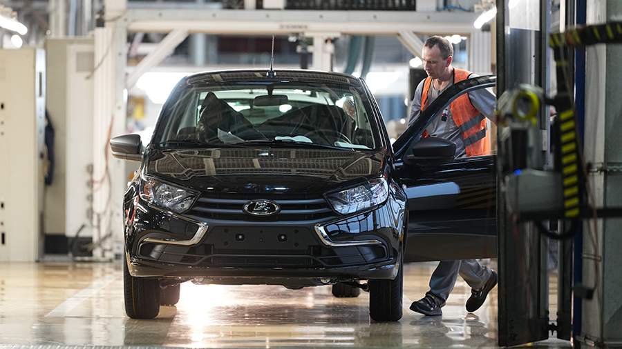 Автомобиль LADA на фоне знаковых достопримечательностей мира