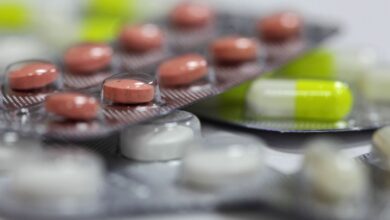 Изображение застолья с грейпфрутом, шпинатом и таблетками на столе