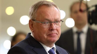 Изображение, символизирующее соединение российских рублей и вьетнамских донгов в контексте финансовых отношений.
