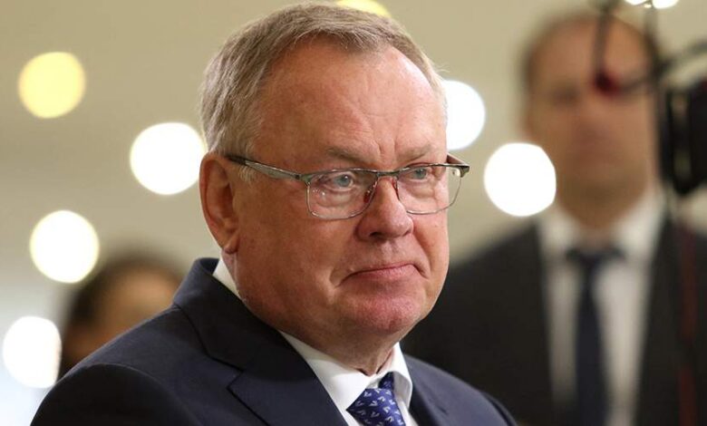 Изображение, символизирующее соединение российских рублей и вьетнамских донгов в контексте финансовых отношений.
