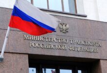 Роботы-дальнобойщики загружают чемоданы на грузовик
