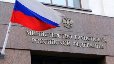 Роботы-дальнобойщики загружают чемоданы на грузовик