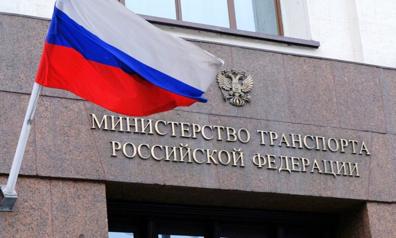 Роботы-дальнобойщики загружают чемоданы на грузовик