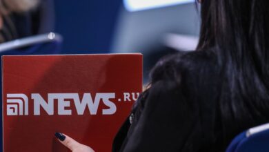 Логотип NEWS.ru на фоне графика роста популярности