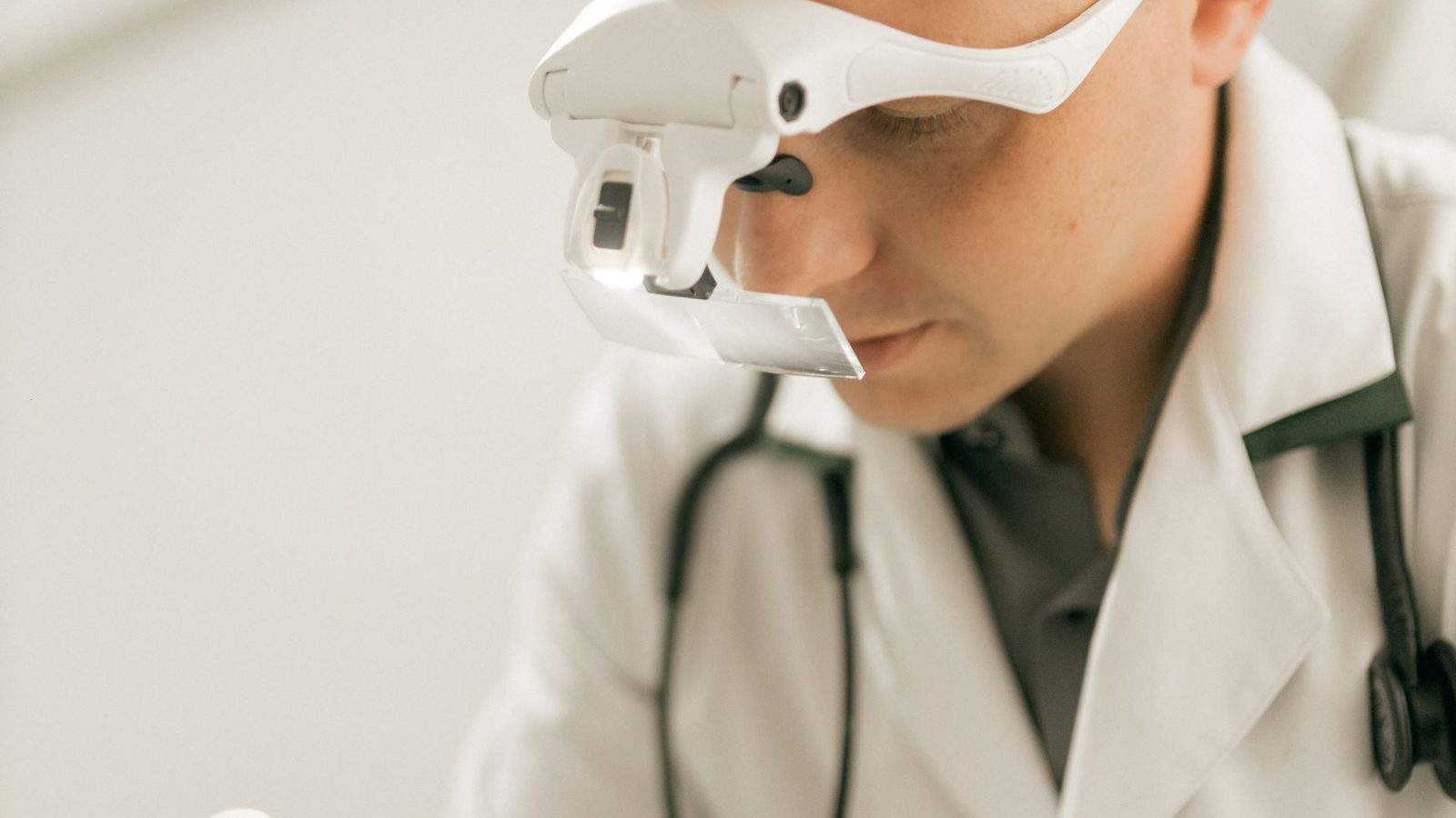 Veterinario durante l'esame dell'occhio di un cane