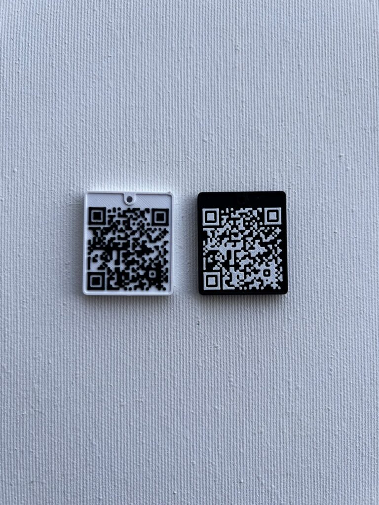 Medagliette My-Appet bianche e nere con QR code