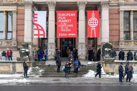 Иллюстрация к статье о Берлинском рынке шкур, изображающая аллегорический спор Голливуда за неубитых медведей, символизирующих прибыль, и попытки избежать скуки