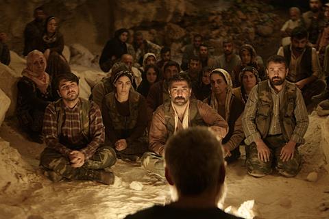 Кадр из фильма «Salvation» Эмина Альпера, изображающий напряженную сцену в турецкой деревне.