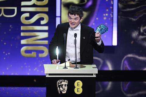 Фото с церемонии вручения премии BAFTA 2026, демонстрирующее момент сценарного конфликта, Эмму Стоун с чипсами и ликующего Пола Томаса Андерсона.