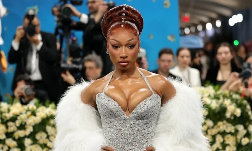 Фотография Megan Thee Stallion в цилиндре и костюме Зидлера на сцене мюзикла "Мулен Руж!"