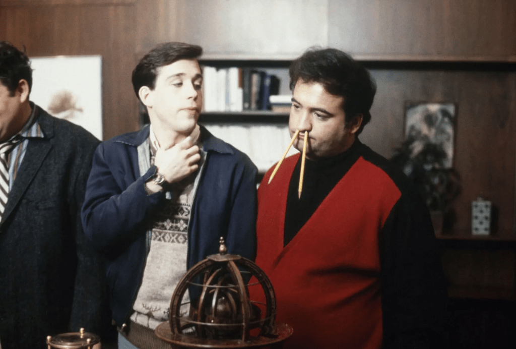 Кадр из фильма "National Lampoon’s Animal House" с студентами в тогах, устраивающими вечеринку.