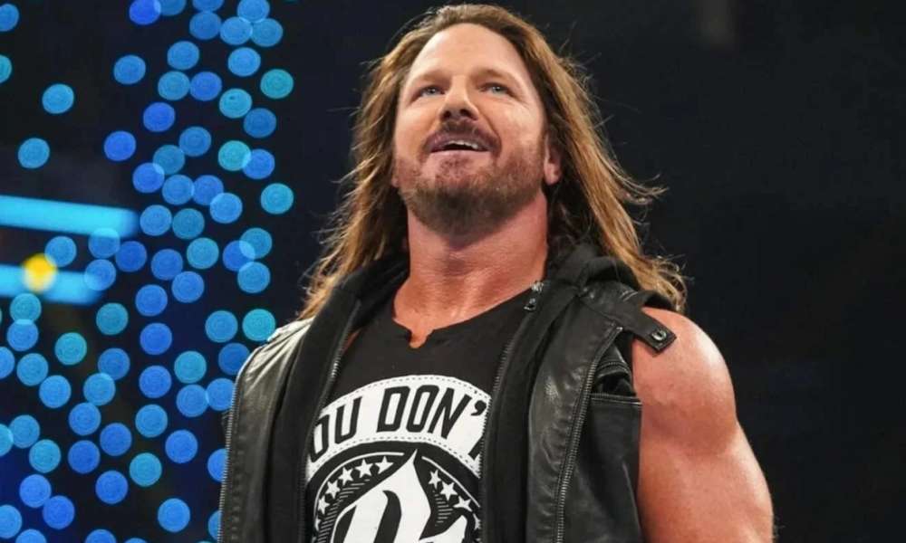 AJ Styles и CM Punk в напряженном противостоянии, символизирующем их переписанную вражду