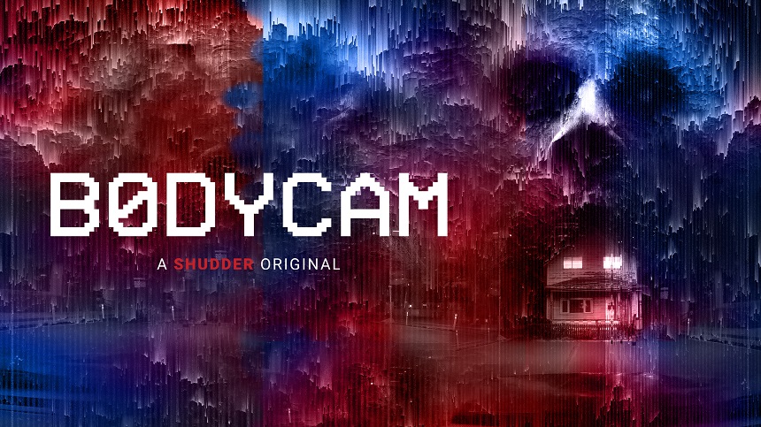 Кадр из фильма 'Bodycam' с кричащим полицейским, держащим камеру, на фоне хаоса и крови.
