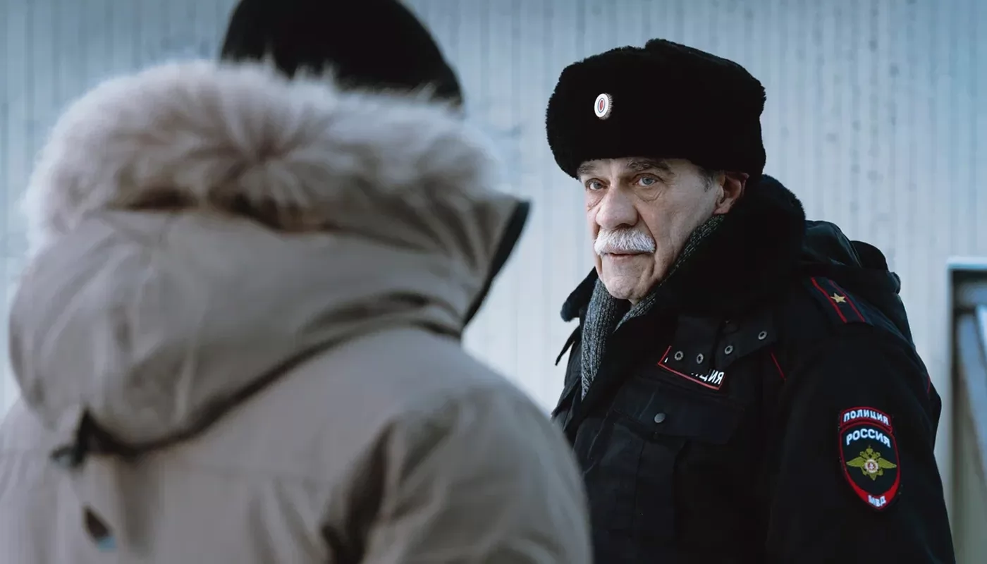 Постер фильма "Трасса 2" с элементами, намекающими на маньяков, постельные сцены и атмосферу Воркуты