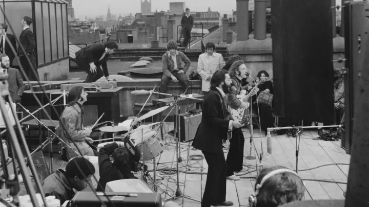 The beatles celebrating on the rooftop after a concert 1969 e28093 candid alegria entre la banda