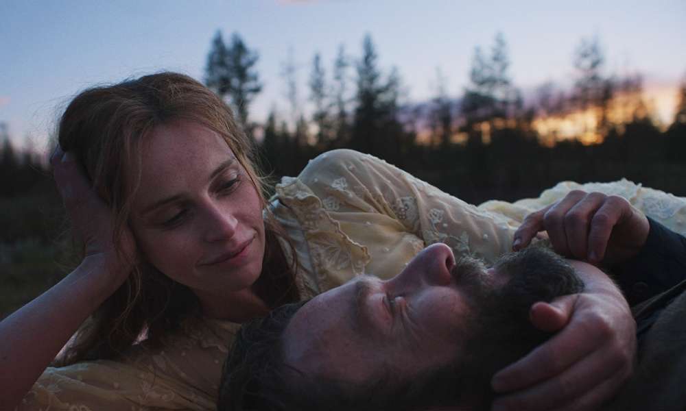 Церемония вручения Independent Spirit Awards с элементами песка и большой аудиторией зрителей, транслируемой Netflix.