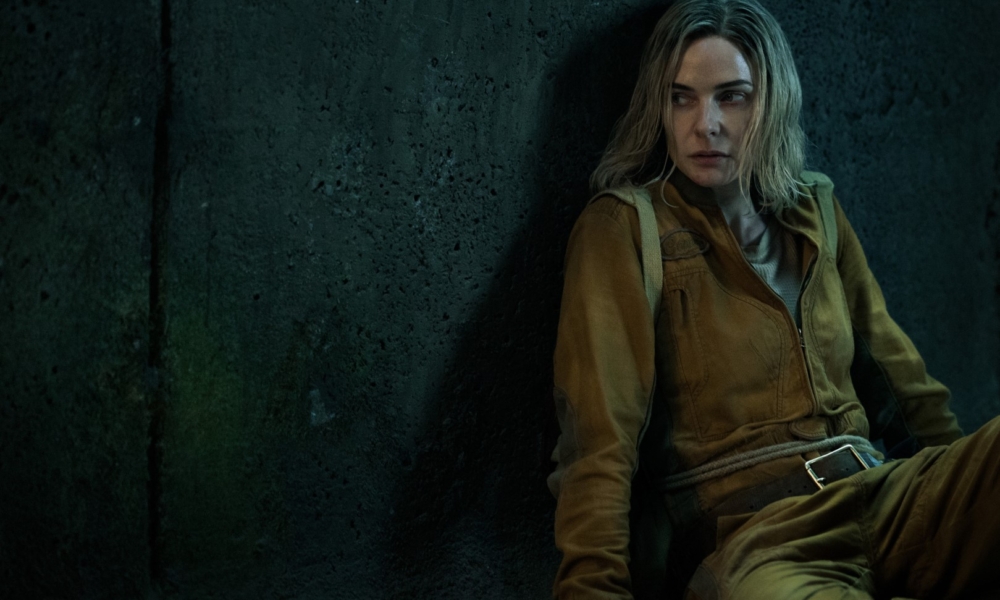 Кадр из сериала Silo на Apple TV+ с главными героями в бункере.