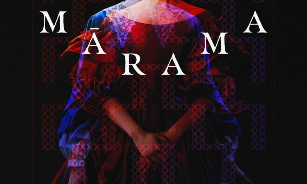 Мрачная сцена из фильма Mārama: викторианские лорды в готических нарядах сталкиваются с воинами маори в мистическом лесу.