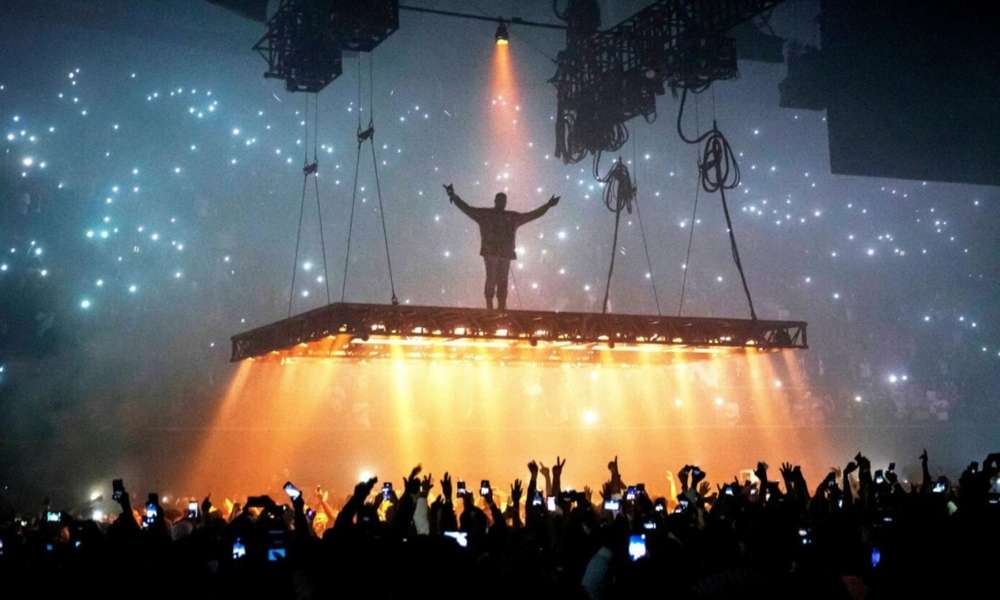 Канье Уэст выступает или присутствует на мероприятии в Лондоне, создавая атмосферу трагикомедии