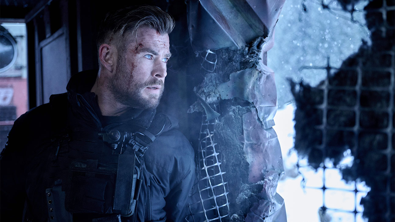 Крис Хемсворт и Идрис Эльба в динамичной сцене из фильма Extraction 3 — напряжённый экшен с перестрелками и рукопашными боями