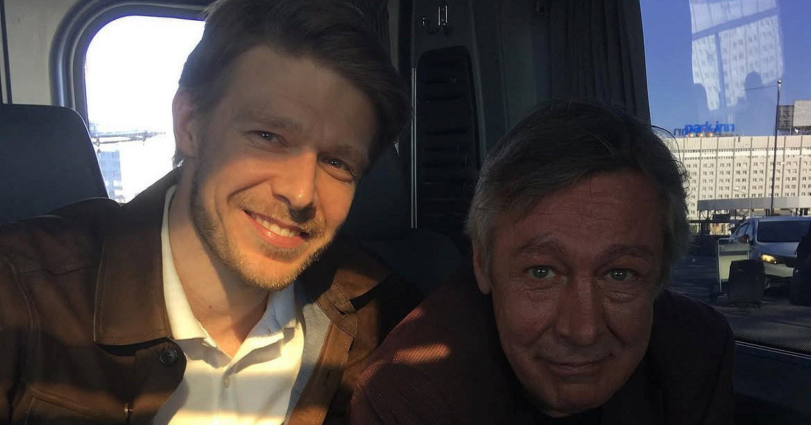 Надежда Михалкова на сцене театра, исполняющая роль из произведения Горького