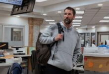 Ноа Уайли в медицинском халате с стетоскопом на фоне зимнего Питтсбурга