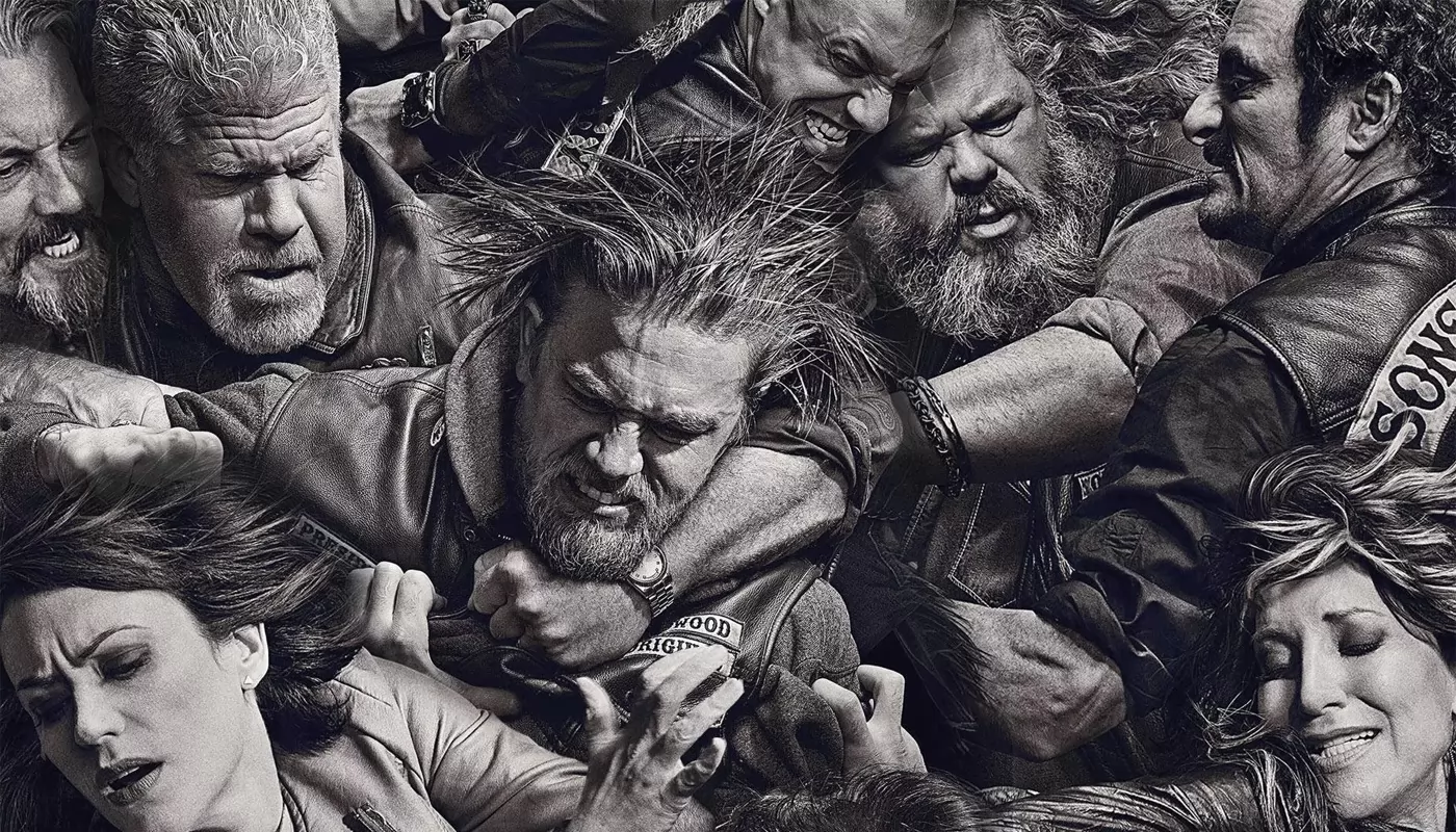 Чарли Ханнэм на мотоцикле, символизирующий возвращение байкеров из Sons of Anarchy
