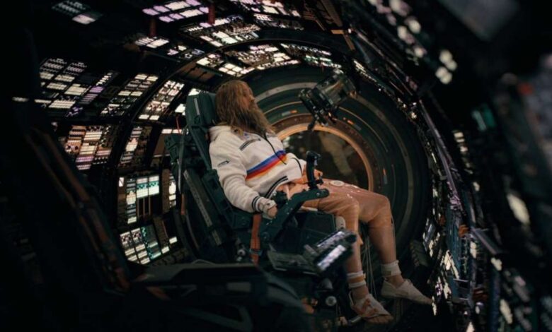 Райан Гослинг на фоне инопланетного террариума