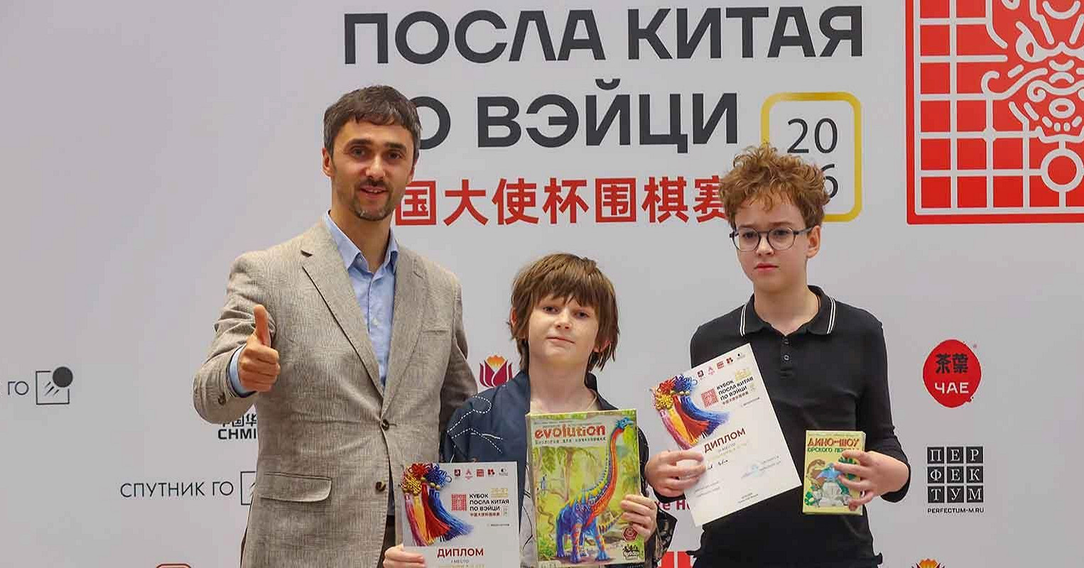 Московский школьник на турнире по го, побеждающий 400 стратегов.