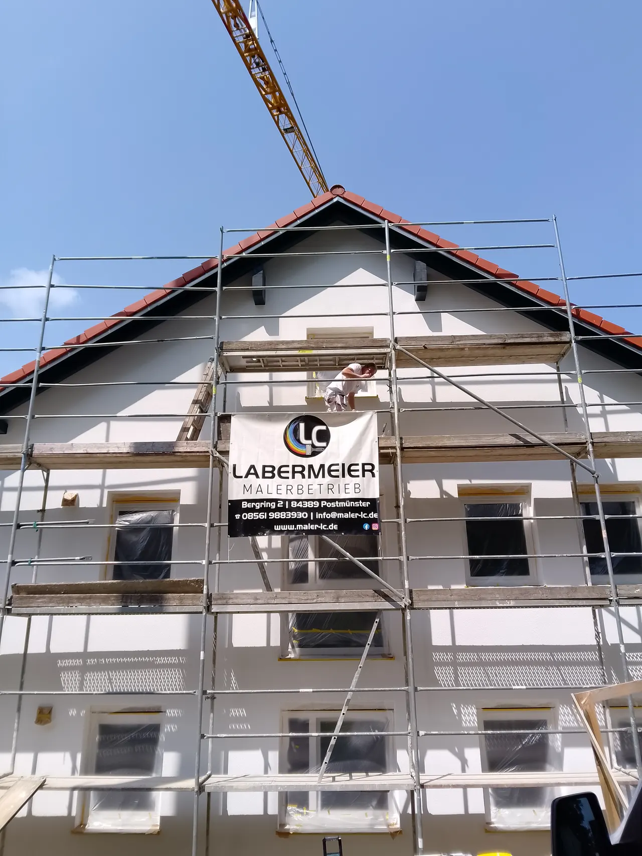 Malerbetrieb Labermeier bei der Arbeit an einer Fassade
