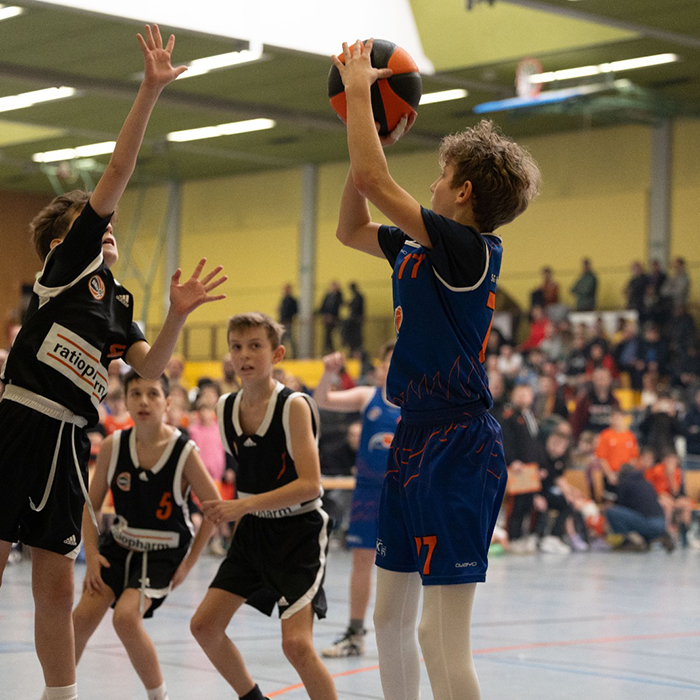 Levi, 12 Jahre, beim Basketballtraining